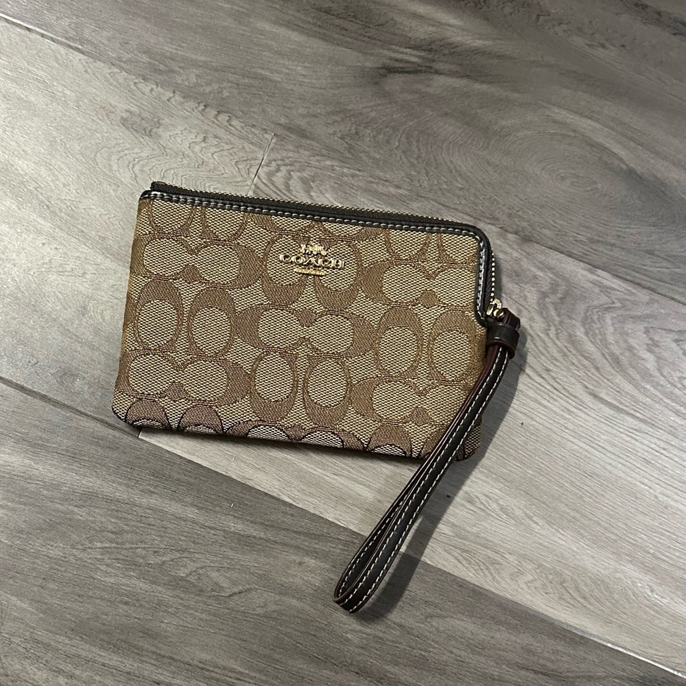 ✨ Coach Signature Wristlet - Picture 6 of 7